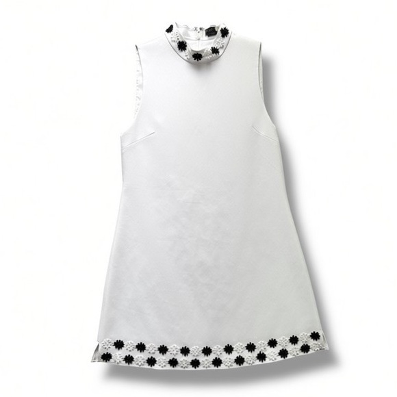 Alice + Olivia Dresses & Skirts - Alice + Olivia Classics White Sleeveless Shift with 3-D Flower Trim Size 6